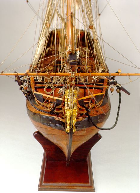 Vista general del modelo del navío "La Flora" a fil de roda, donde destaca el mascarón de león engallado.